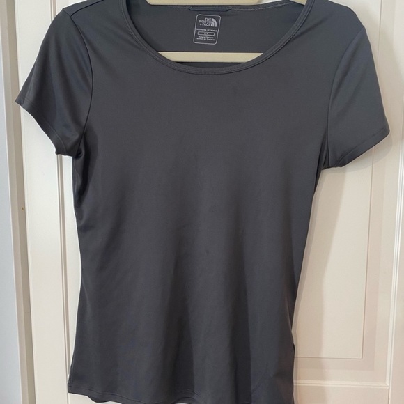 2 for 15 The north face sports T - Picture 2 of 2